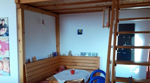 Steile Treppe und Galerie aus Holz