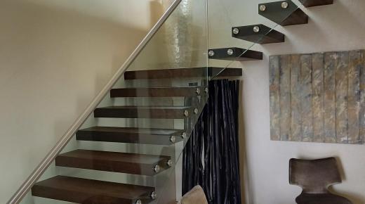 Treppe freitragend mit Glasgeländer