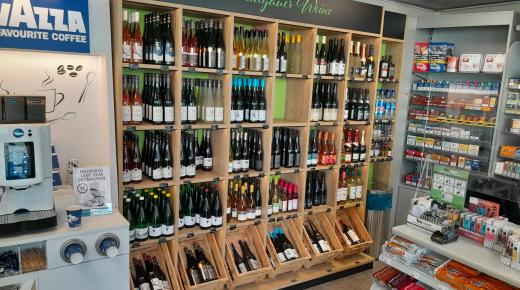 Weinregal in einer Tankstelle