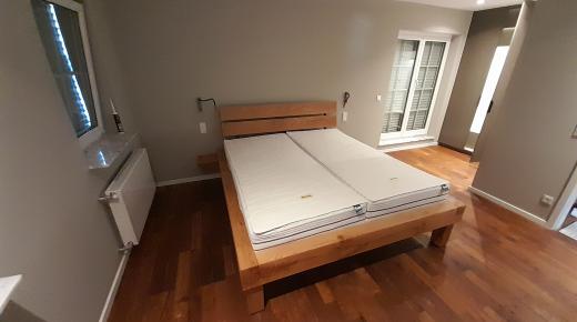 Doppelbett mit breitem Rahmen