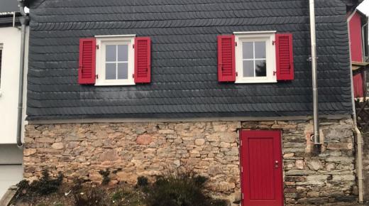 weiße Fenster mit roten Klappläden