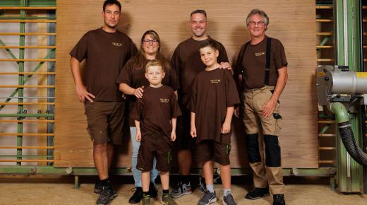 Das Team der Schreinerei Okaty mit den Kindern von Sönke und Carmen Okaty