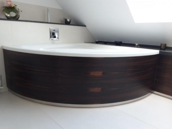 Eckbadewanne mit Holzverkleidung 