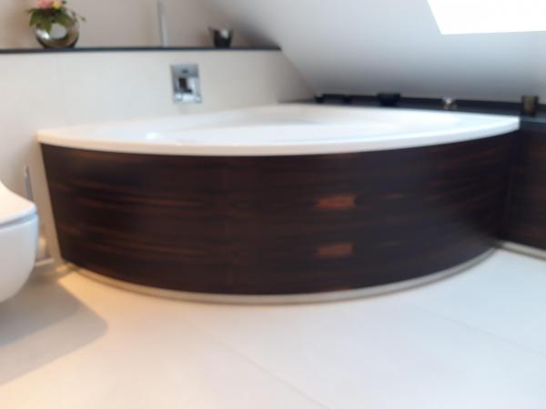 Eckbadewanne mit Holzverkleidung 