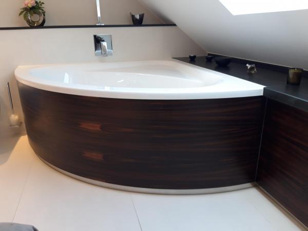 Eckbadewanne mit Holzverkleidung 