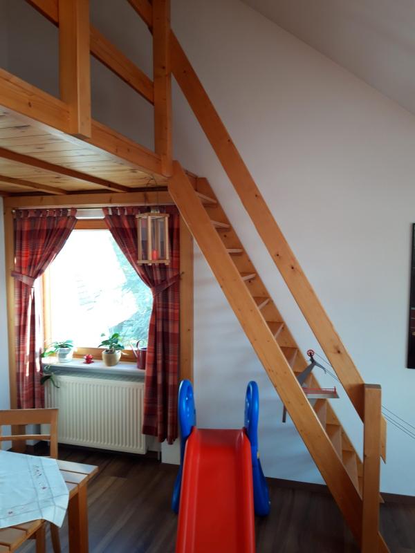 Steile Treppe und Galerie aus Holz