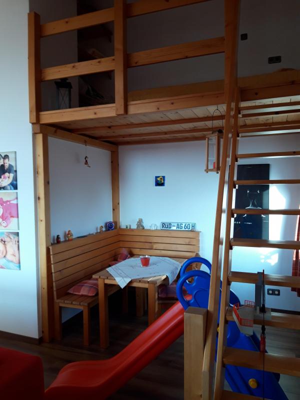 Steile Treppe und Galerie aus Holz