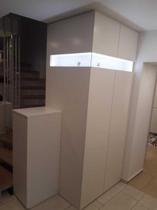 Schrank mit Glasausschnitt beleuchtet 