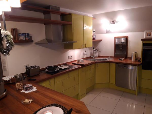 Küche in grün mit Holzplatte