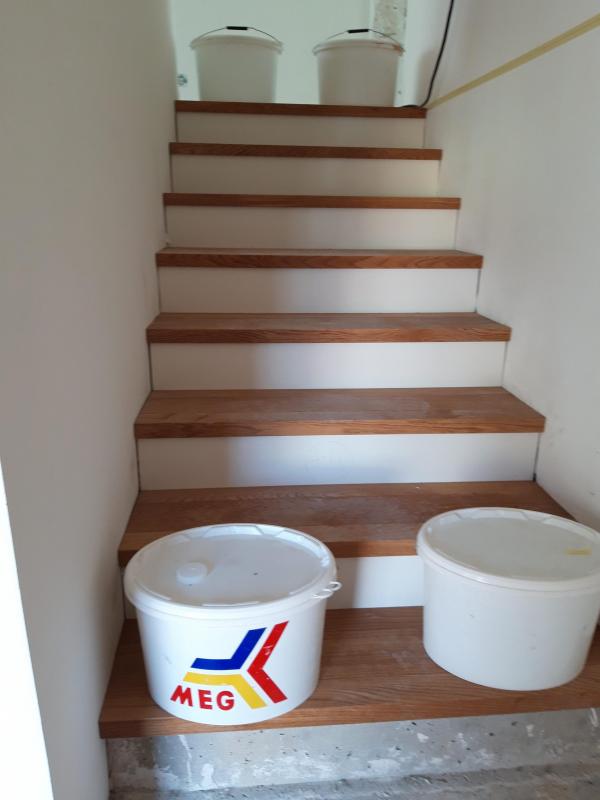 Treppe in weiß mit Holzstufen