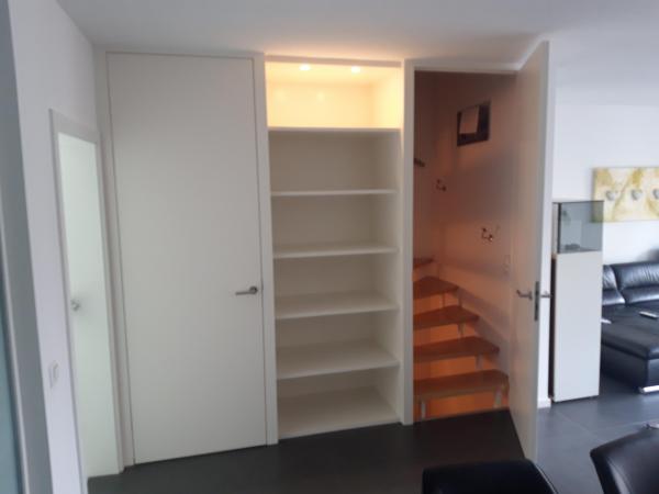 Treppe hinter Tür