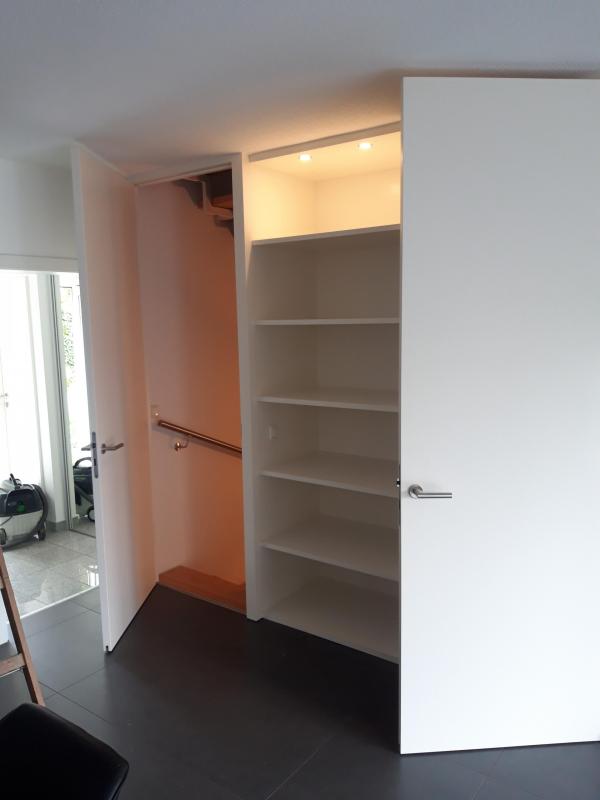 Treppe hinter Tür