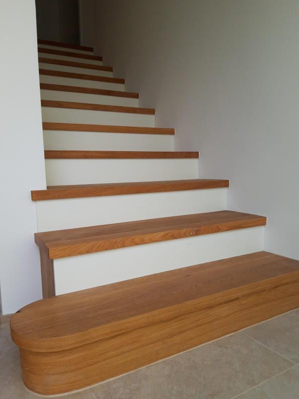Treppe in weiß mit Holzstufen Nahaufnahme