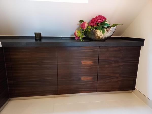 Sideboard unter Dachschräge im Badezimmer