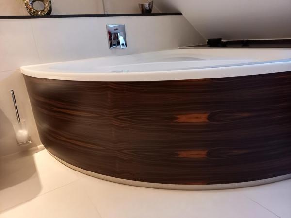 Eckbadewanne mit Holzverkleidung Nahaufnahme