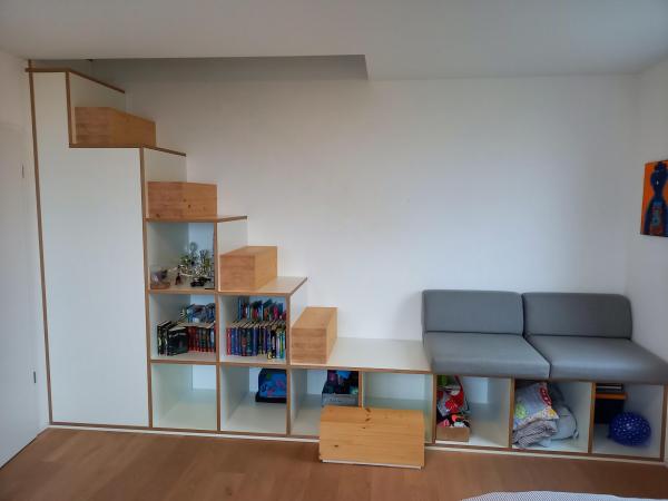 Regalkonstruktion als Treppe Sitzgelegenheit