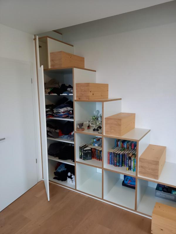 Treppe mit Regals und Kleiderschrank