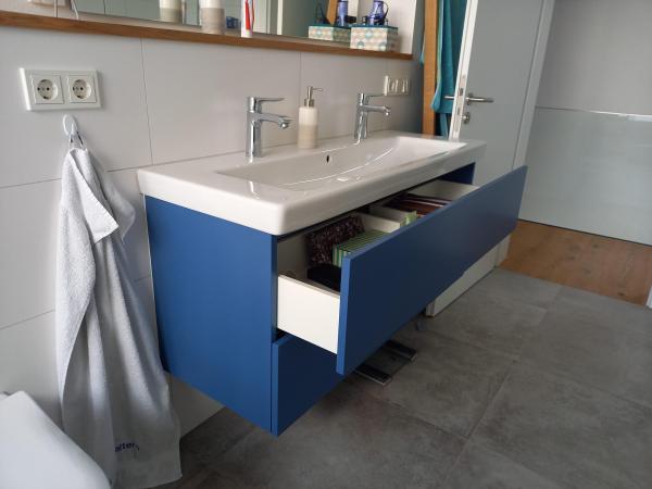 Waschtisch in blau geöffnet