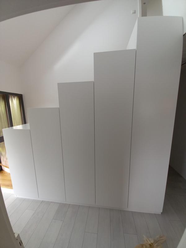 geschwungene Treppe mit Schrank