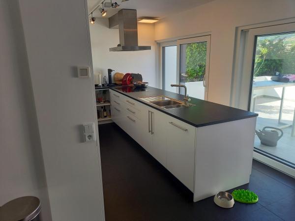 Küche in weiß mit schwarzer Arbeitsplatte