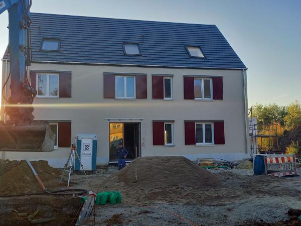 Fenster mit Schiebeläden im Neubau 
