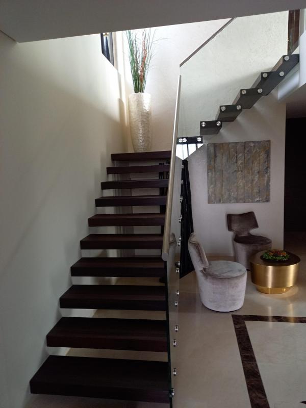 Treppe freitragend mit Glasgeländer