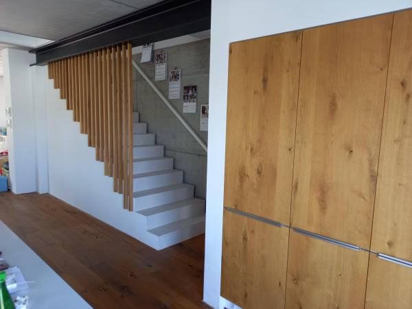 Holzbalken als Treppengeländer und Einbauschrank