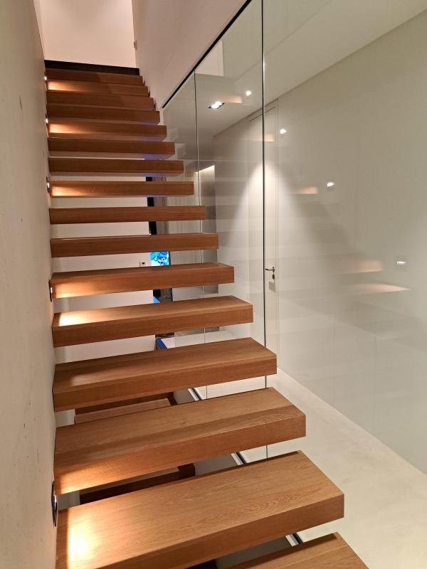Treppe freitragend mit Beleuchtung