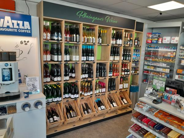 Weinregal in einer Tankstelle