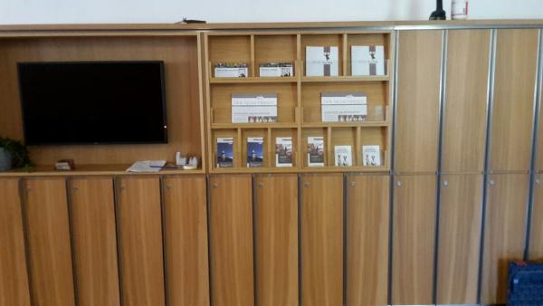 Regal für Broschüren und Aktenschrank