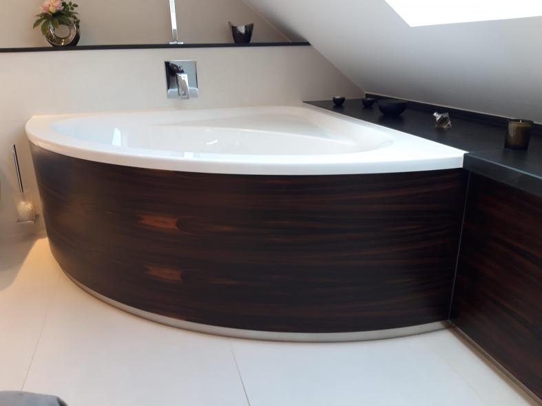 Eckbadewanne mit Holzverkleidung 