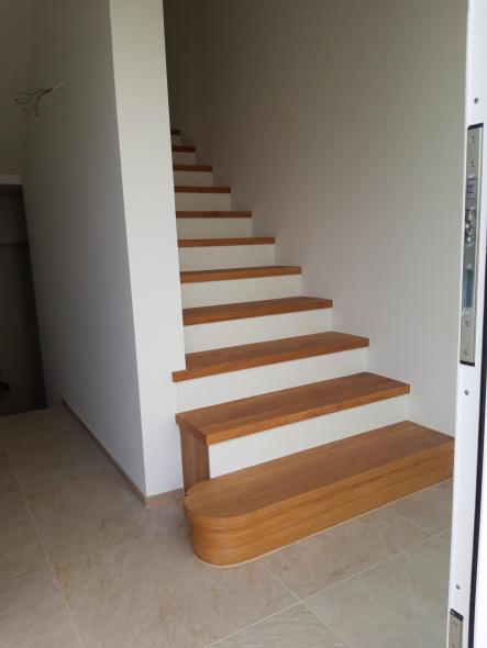 Treppe in weiß mit Holzstufen