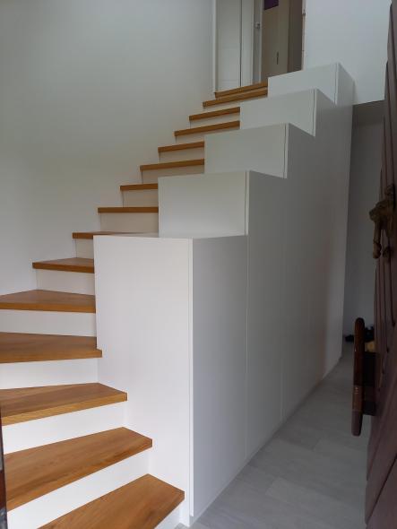 geschwungene Treppe mit Schrank