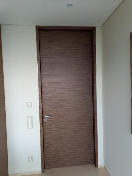 Zimmertür mit Holzverkleidung 