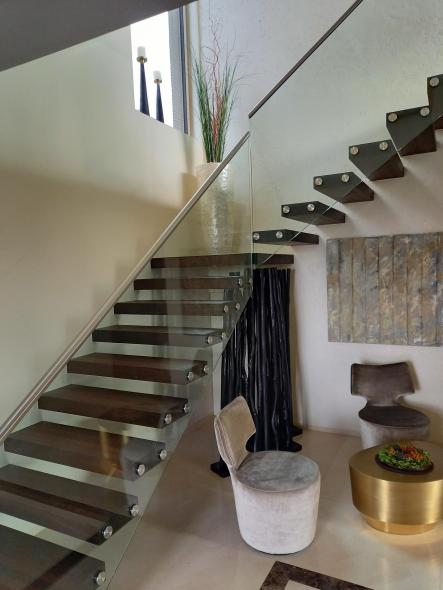 Treppe freitragend mit Glasgeländer