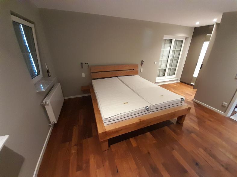 Doppelbett mit breitem Rahmen