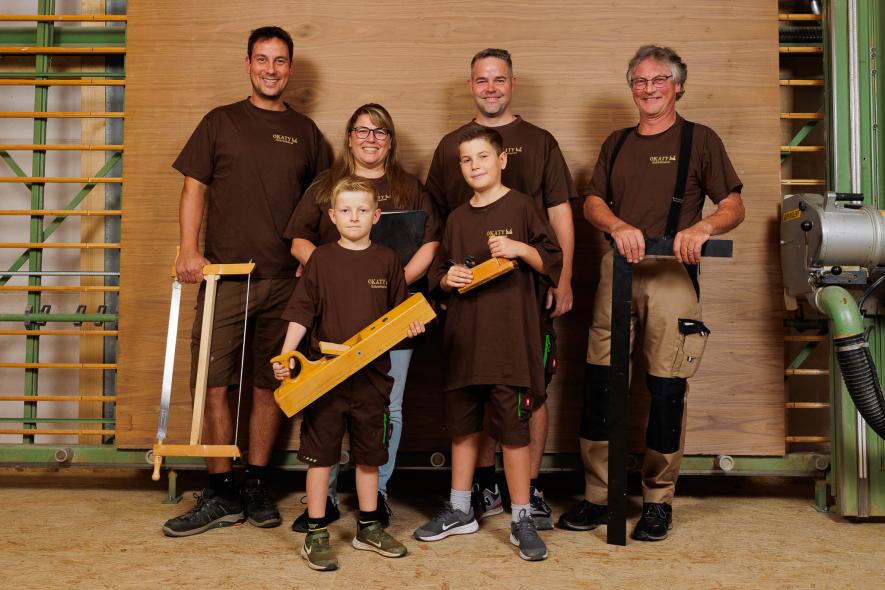 Das Team der Schreinerei Okaty mit unseren Kindern